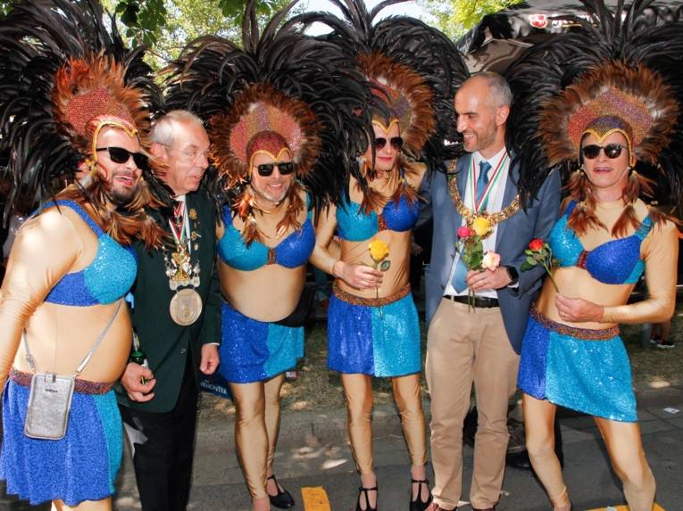 Menschen bei einem Festumzug.